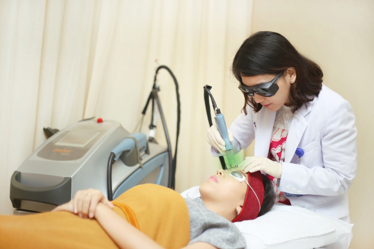 dr. Inneke Halim, SpDVE sedang melakukan prosedur medis
